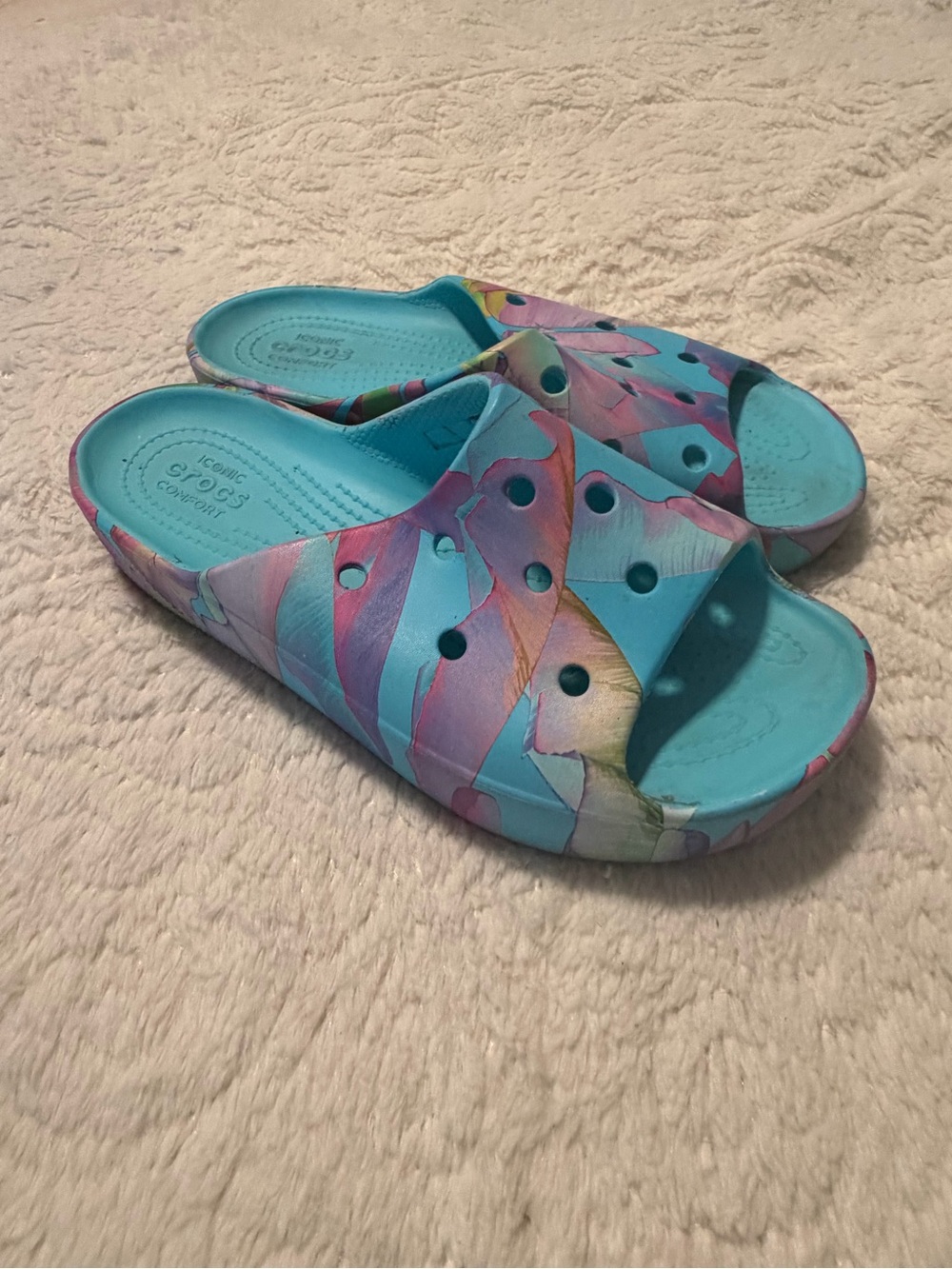 Crocs Classic Platform Palm Print Slide in the Neptune/Multi colorway Sz 8